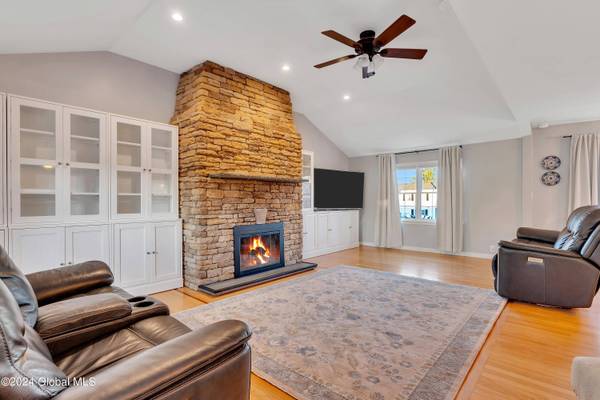 2 Compen Place, Colonie, NY 12110