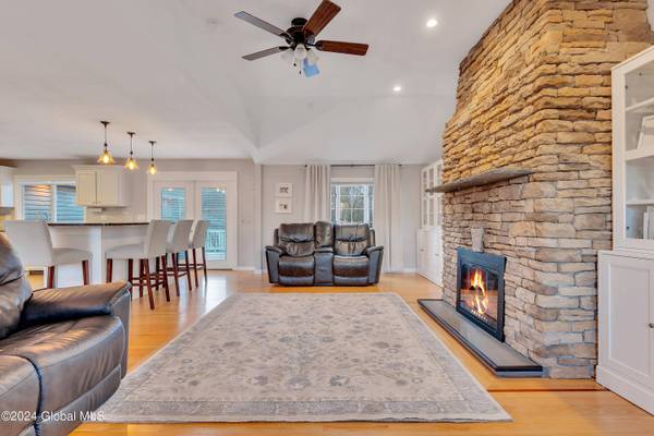 2 Compen Place, Colonie, NY 12110