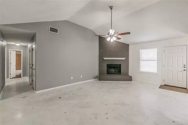 825 Bristol Avenue, Saginaw, TX 76179