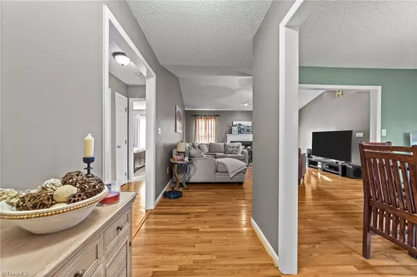 3008 Butterwood DR, Jamestown, NC 27282