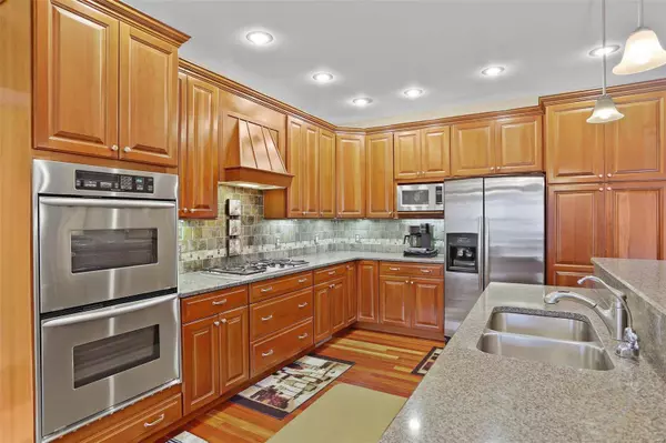 9 Timberwood DR, Maryville, IL 62062