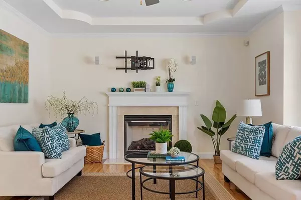 4 Greenmeadow Ln, Andover, MA 01810