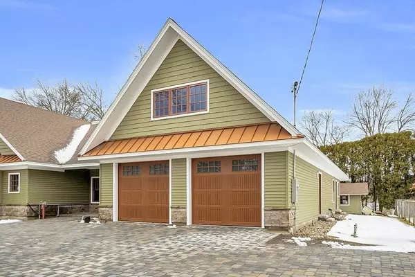 124 Lovejoy Rd, Andover, MA 01810