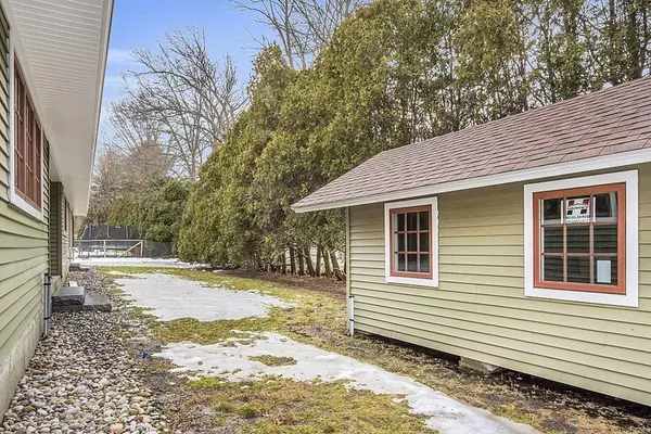 124 Lovejoy Rd, Andover, MA 01810