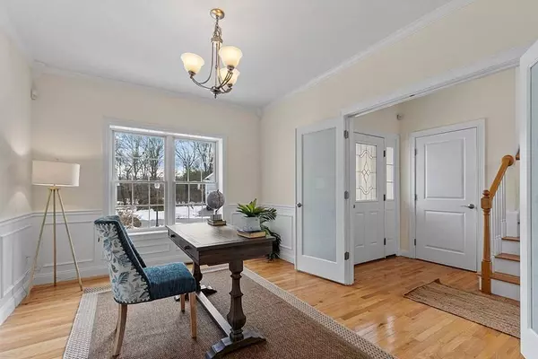 4 Greenmeadow Ln, Andover, MA 01810