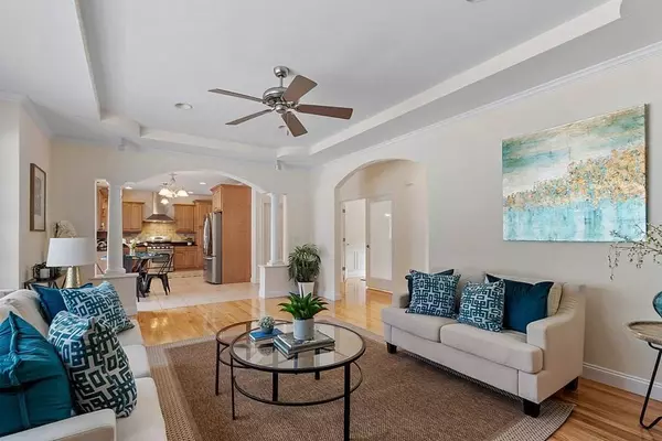 4 Greenmeadow Ln, Andover, MA 01810