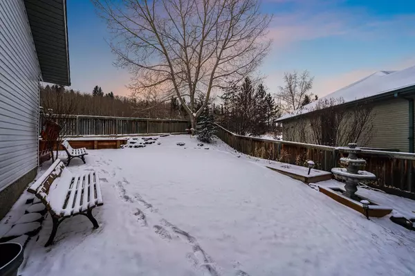 4 Bow CT, Cochrane, AB T4C 1M8