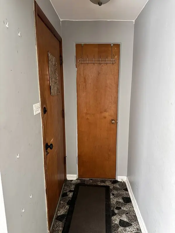 4956 S Harnew S Road, Oak Lawn, IL 60453