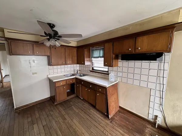 4956 S Harnew S Road, Oak Lawn, IL 60453