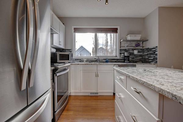 42 Prestwick Acres LN SE, Calgary, AB T2Z3Y1