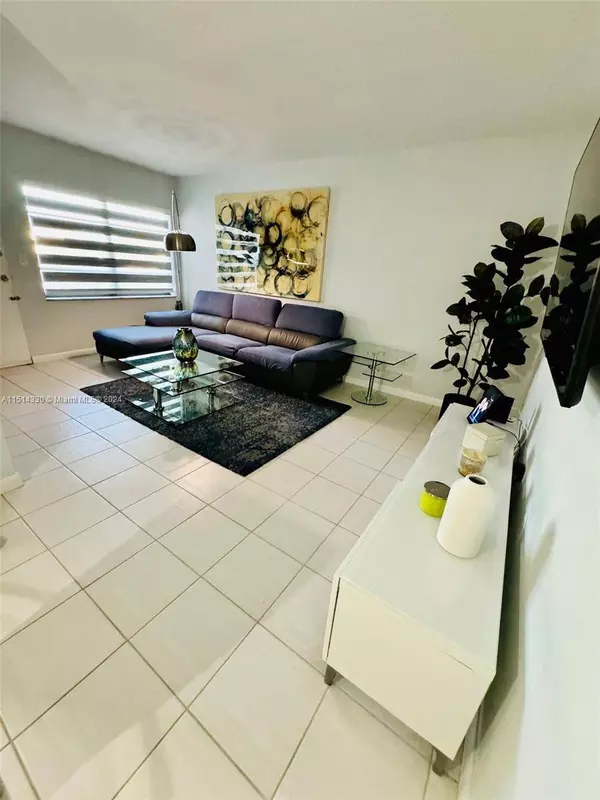 1335 W 68th St #308, Hialeah, FL 33014