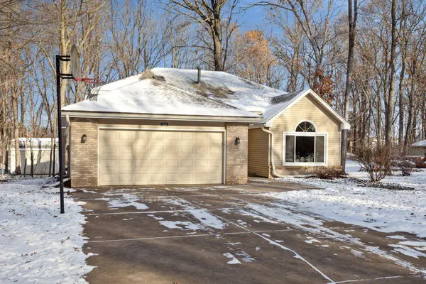 915 Lois LN, Lino Lakes, MN 55014