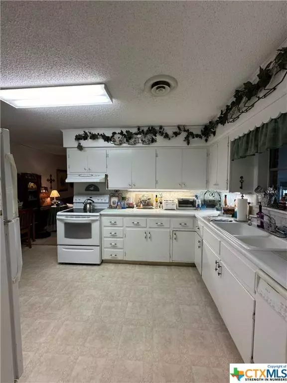 2026 County Road 400, Yoakum, TX 77995