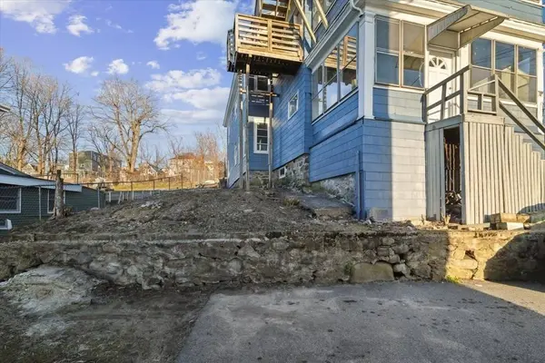 8 Cranshaw Pl, Lawrence, MA 01841