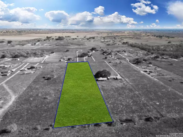 2692 County Road 120, Floresville, TX 78114