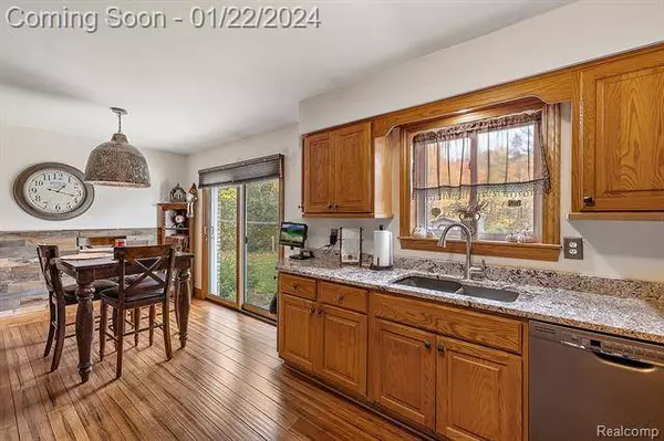 6346 BIG HAND Road, St Clair, MI 48079