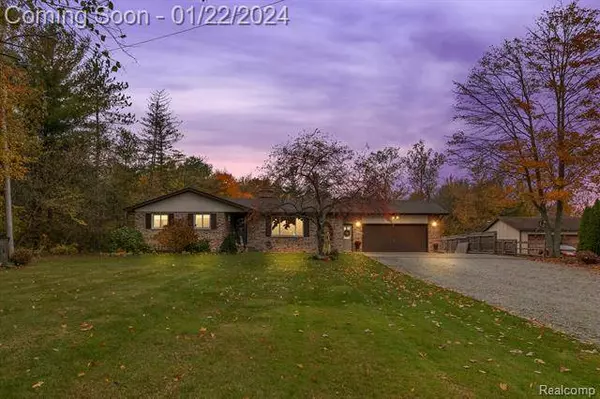 6346 BIG HAND Road, St Clair, MI 48079