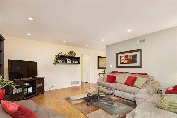 8201 Valencia, Huntington Beach, CA 92647