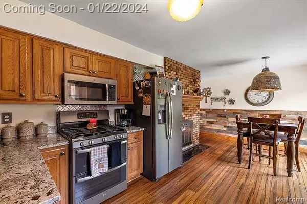 6346 BIG HAND Road, St Clair, MI 48079