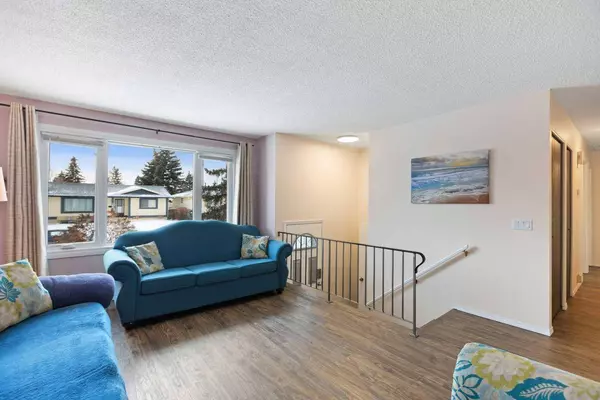 112 Pineland PL NE, Calgary, AB T1Y 3K2