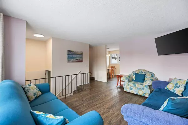 112 Pineland PL NE, Calgary, AB T1Y 3K2