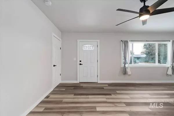 110 E 3rd Street North, Middleton, ID 83644