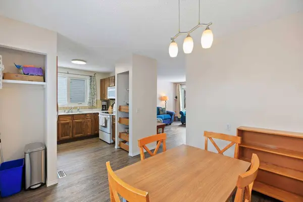 112 Pineland PL NE, Calgary, AB T1Y 3K2