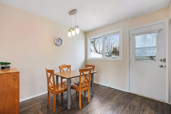 112 Pineland PL NE, Calgary, AB T1Y 3K2