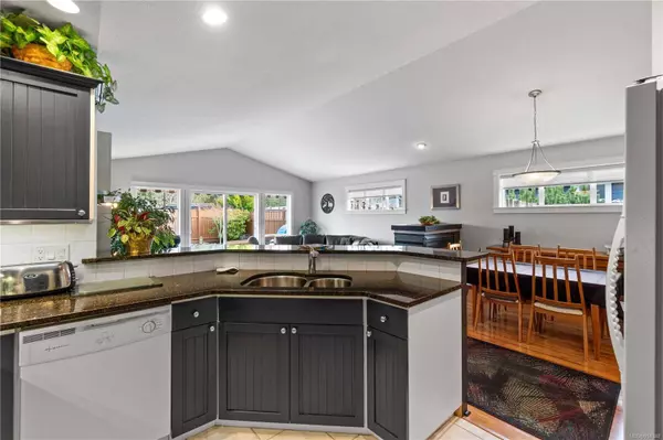 156 Meridian Way, Parksville, BC V9P 2Z2