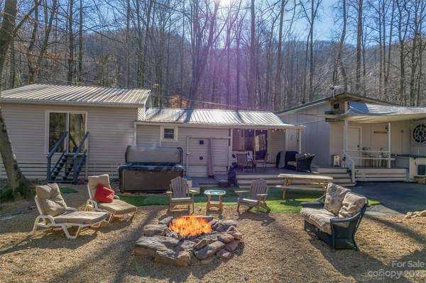 2699 Pearson Falls RD, Saluda, NC 28773