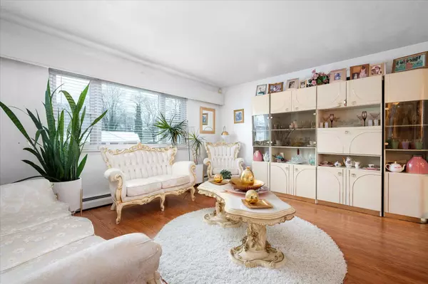 33 Hilltop Lane, Wheatley Heights, NY 11798