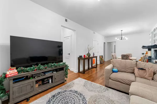 5250 W Grace Street, Chicago, IL 60641