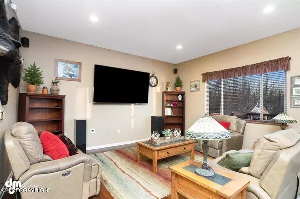 815 S Stamper DR, Wasilla, AK 99654