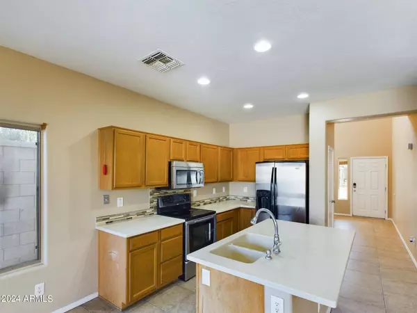 5202 W SHAW BUTTE Drive, Glendale, AZ 85304