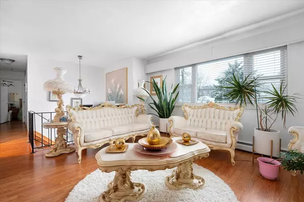 33 Hilltop Lane, Wheatley Heights, NY 11798