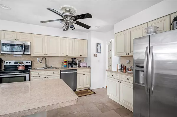 33 Hilltop Lane, Wheatley Heights, NY 11798