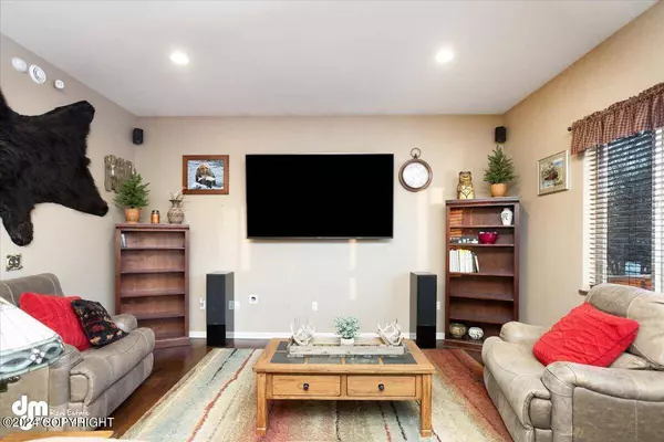 815 S Stamper DR, Wasilla, AK 99654