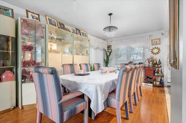 33 Hilltop Lane, Wheatley Heights, NY 11798