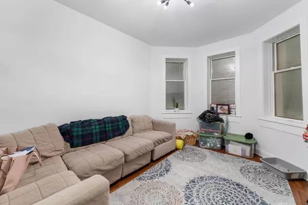 5250 W Grace Street, Chicago, IL 60641