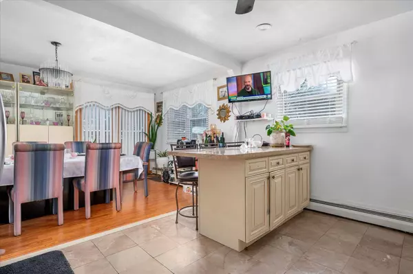 33 Hilltop Lane, Wheatley Heights, NY 11798