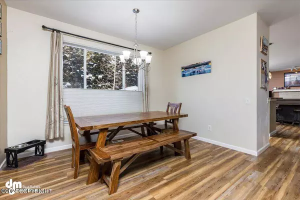 8766 Little Brook CIR, Anchorage, AK 99507