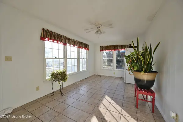 823 Lark Ln, Shelbyville, KY 40065