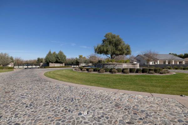 2479 E RAVENSWOOD Drive, Gilbert, AZ 85298