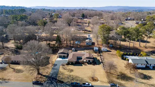 112 Derby LN, Calhoun, GA 30701