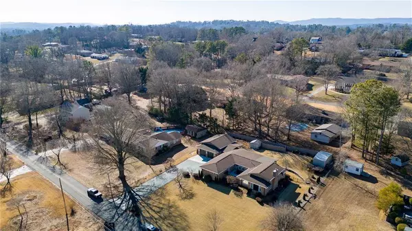 112 Derby LN, Calhoun, GA 30701