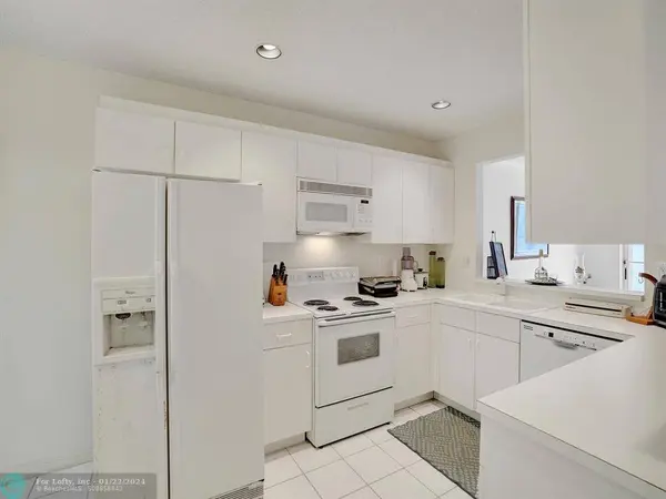 9932 NW 43rd Ter, Doral, FL 33178