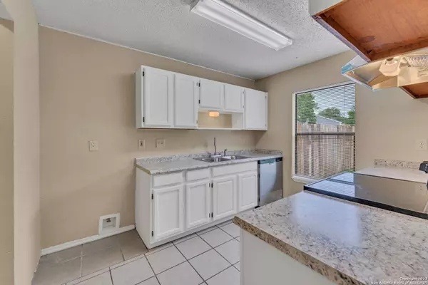 9723 VILLAGE GATE, San Antonio, TX 78250-5702