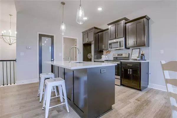 906 NW Crestwood DR, Grain Valley, MO 64029