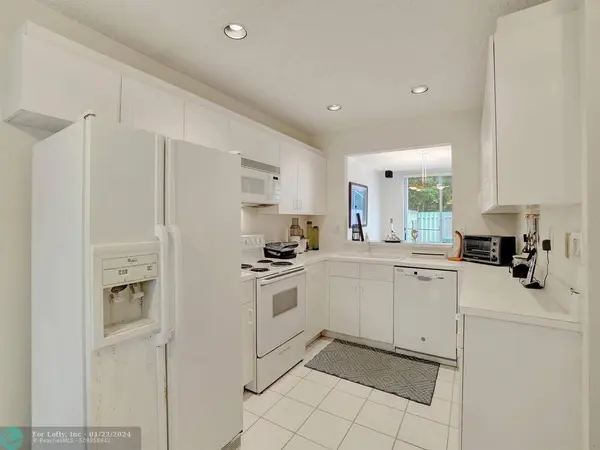 9932 NW 43rd Ter, Doral, FL 33178