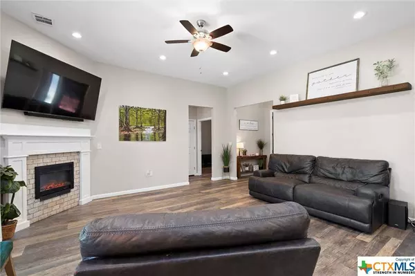 2700 Donna DR, Taylor, TX 76574